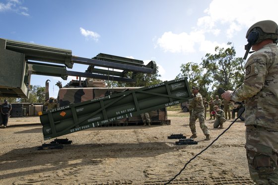 지난해 7월 26일 호주 퀸즐랜드 윌리엄슨 비행장에서 미국 육군이 에이태큼스(ATACMS) 미사일을 고속기동포병로켓체계(HIMARS)에 탑재하기 위해 조정하고 있다. AP=연합뉴스