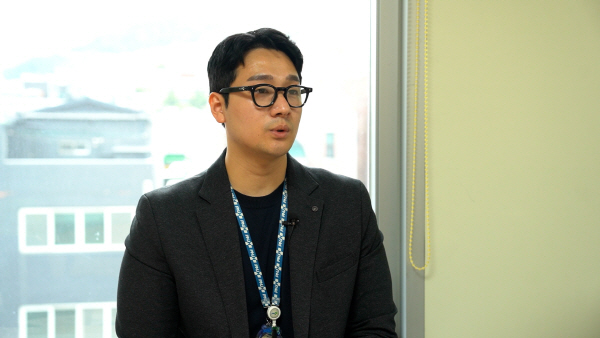 최하림 의료통역사가 취재진과 인터뷰를 하고 있다. 김선우PD