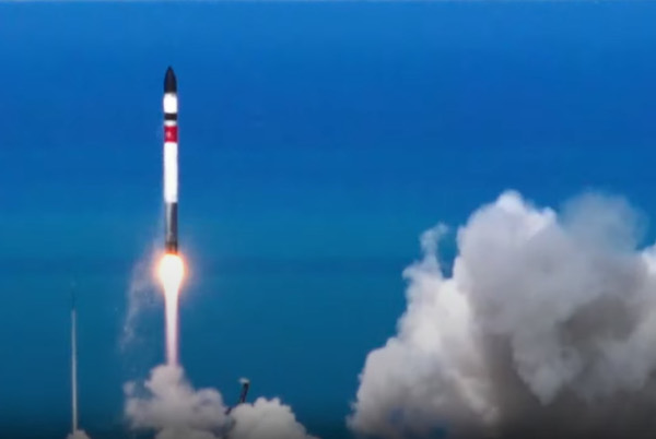 초소형 군집위성 1호기를 탑재한 미국 우주기업 로켓랩의 발사체 ‘일렉트론’이 한국시간 24일 오전 7시32분 뉴질랜드 마히아 발사장에서 하늘로 솟아오르고 있다. 로켓랩 유튜브 캡처