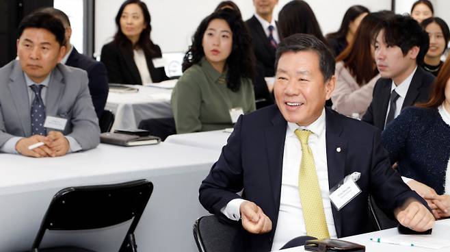 하용화 솔로몬보험그룹 회장(사진 중앙)은 38년 전 혈혈단신으로 도미, 온갖 고난을 극복하며 한국인을 대표하는 성공한 CEO가 됐다.