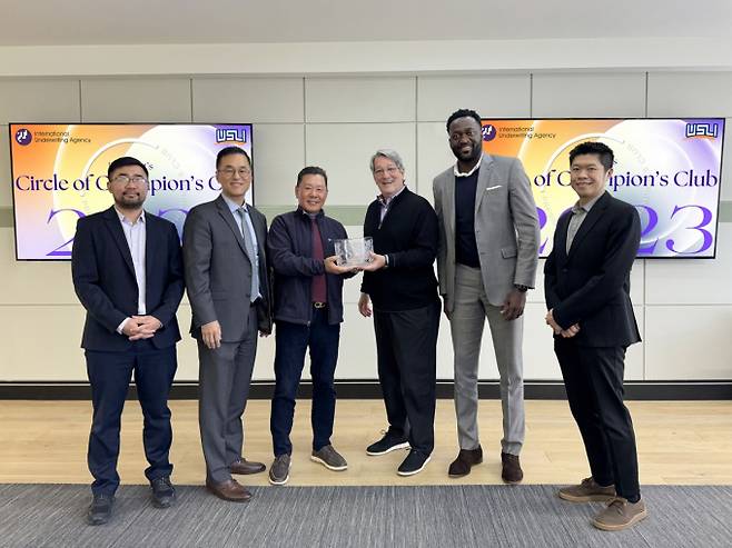 선친이 돌아가신 후 미국으로 돌아온 하용화 솔로몬보험그룹 회장은 우여곡절 끝에 뉴욕의 뮤추얼 보험사에 취업했고 3년 간의 경험 뒤 독립, 본격적인 사업가의 길에 들어섰다.