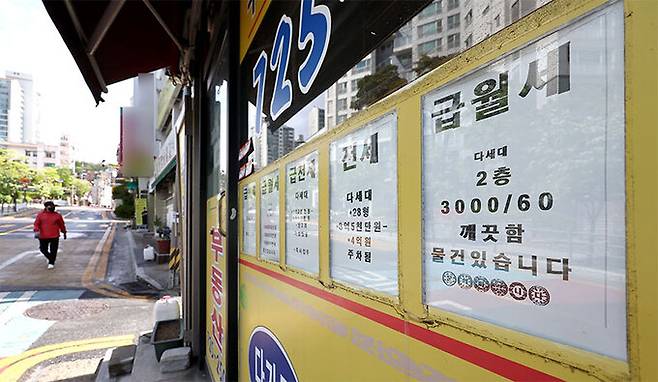 24일 한 부동산 중개업소에 다가구주택·빌라 전세와 월세 매물 정보가 붙어 있다. 연합뉴스