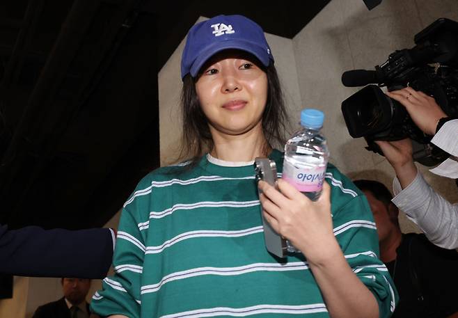 민희진 어도어 대표가 25일 서울 서초구 한국컨퍼런스센터에서 기자회견을 하기 위해 입장하고 있다.