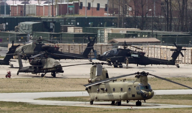 경기도 평택 캠프 험프리스에 배치돼 있는 최신형 아파치 공격헬기와 CH-47F 수송헬기. 사진 제공=주한미군