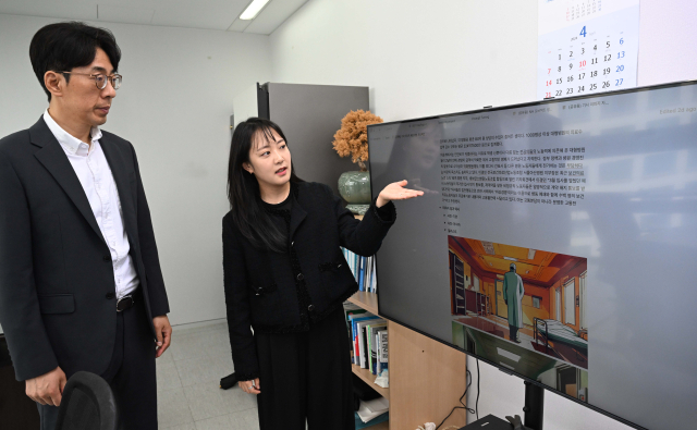 황현지(오른쪽) 스모어톡 대표가 25일 서울경제신문 백상경제연구원장실에서 ‘기사 이미지 자동생성 시스템'에 대해 설명하고 있다. 이호재기자