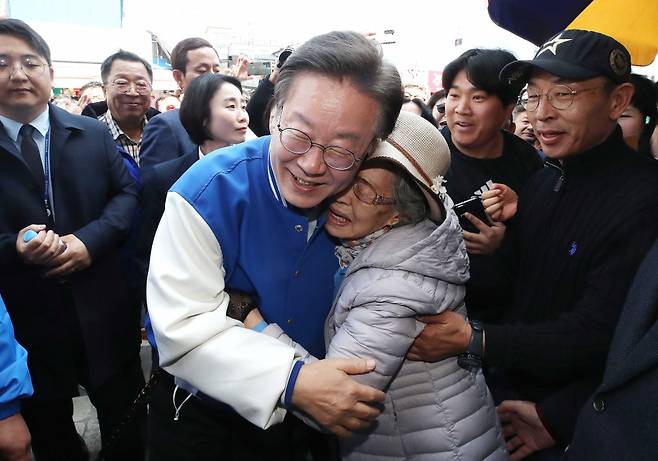 이재명 더불어민주당 대표가 3월27일 충북 제천시 동문시장을 방문해 한 지지자와 포옹하고 있다. ⓒ연합뉴스