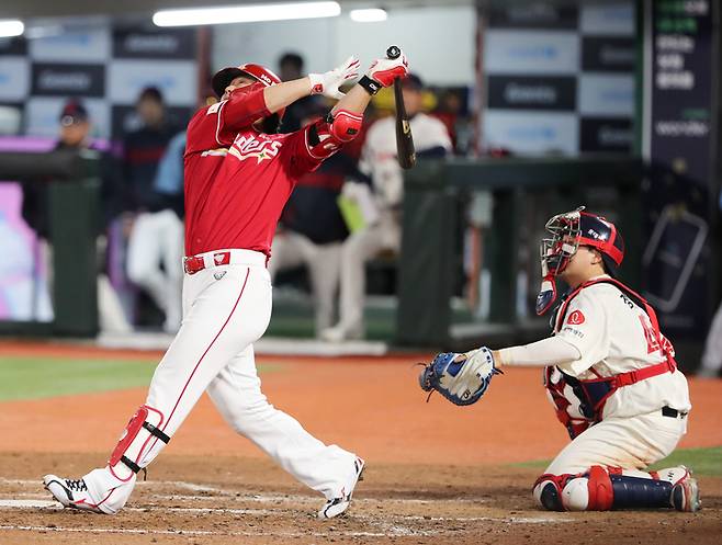 SSG 최정이 24일 부산 사직구장에서 열린 롯데전에서 홈런을 치고 있다. SSG 랜더스 제공