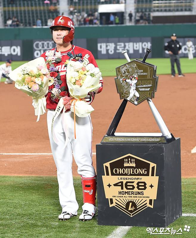 SSG 최정이 4월 24일 사직 롯데 자이언츠전에서 개인 통산 468호 홈런을 기록하며 KBO 리그 통산 홈런 신기록을 갈아치운 뒤 단독으로 기념촬영하고 있다. 부산, 김한준 기자