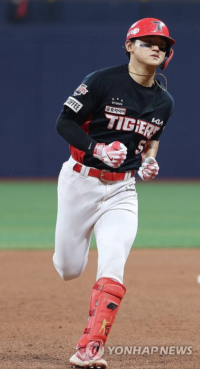 김도영, KBO 최초 월간 10홈런-10도루 달성 (서울=연합뉴스) 이지은 기자 = 25일 오후 서울 고척스카이돔에서 열린 프로야구 KIA와 키움의 경기. 5회초 선두타자로 나선 KIA 김도영이 솔로홈런을 친 뒤 그라운드를 달리고 있다. 2024.4.25 jieunlee@yna.co.kr