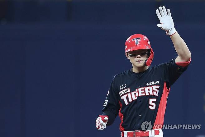 세리머니하는 김도영 (서울=연합뉴스) 이지은 기자 = 25일 오후 서울 고척스카이돔에서 열린 프로야구 KIA와 키움의 경기. 8회초 1사 2루 상황에서 KIA 김도영이 1타점 2루타를 친 뒤 세리머니를 하고 있다. 2024.4.25 jieunlee@yna.co.kr