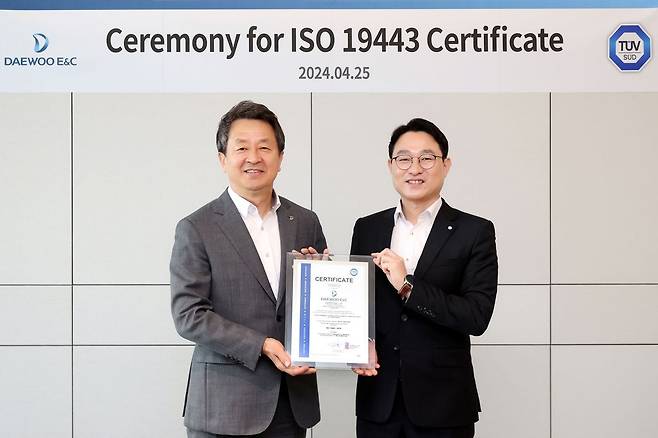 ISO 19443 인증서 수여식에 참석한 대우건설 백정완 대표이사(왼쪽)와 TÜV SÜD Korea 서정욱 대표이사.(대우건설 제공)