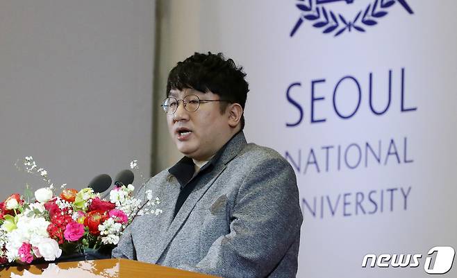 방시혁 하이브 의장(당시 빅히트엔터테인먼트 대표)이 지난 2019년 2월 26일 오후 서울 관악구 서울대학교에서 열린 제73회 학위수여식에서 축사를 하고 있다. 2019.2.26/뉴스1 ⓒ News1 이승배 기자