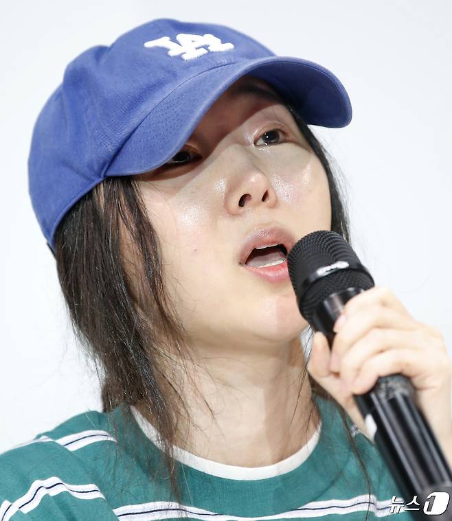 그룹 뉴진스의 소속사 어도어 민희진 대표가 25일 서울 서초구 한국컨퍼런스센터에서 하이브 경영권 탈취 시도와 관련한 배임 의혹 관련 입장을 밝히는 긴급기자회견을 갖고 있다. 2024.4.25/뉴스1 ⓒ News1 권현진 기자