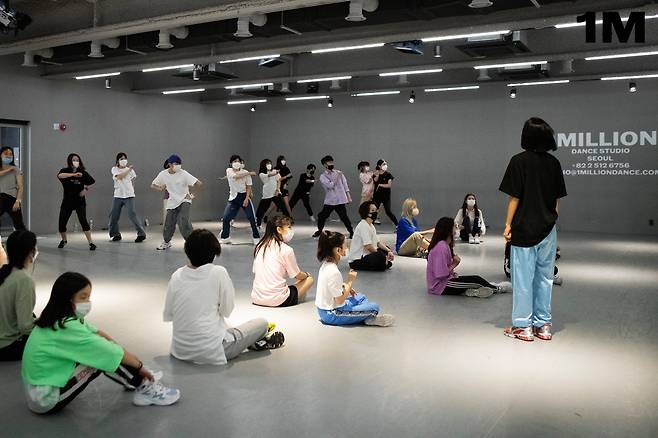 서울 성동구 성수동 원밀리언 댄스 스튜디오에서 댄스 클래스가 열리고 있는 모습. 원밀리언은 수강생이 참여하는 댄스 클래스 영상을 콘텐츠화해 2600만명이 넘는 유튜브 구독자를 모았다. /원밀리언 댄스 클래스 제공