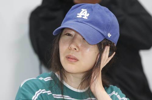 그룹 뉴진스의 소속사 어도어 민희진 대표가 25일 서울 서초구 한국컨퍼런스센터에서 하이브 경영권 탈취 시도와 관련한 배임 의혹에 긴급기자회견을 열었다. 민 대표가 많은 플래시 세례에 고개를 돌리고 있다. 뉴스1