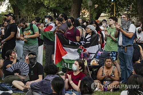 팔레스타인 지지 시위 벌이는 미국 대학생들. [AP=연합뉴스]