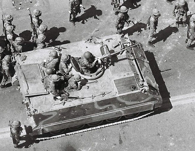 1980년 5월21일 계엄군의 옛 전남도청 앞 집단발포 직전 금남로에 배치된 계엄군 장갑차와 병사들 모습. 5·18조사위 제공