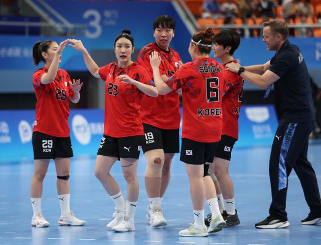 한국 여자 핸드볼 대표팀이 지난해 10월 중국 항저우 저장 궁상대 스포츠센터에서 열린 2022 항저우 아시안게임 여자 핸드볼 준결승에서 중국에 30-23으로 승리해 기뻐하고 있다. 항저우=연합뉴스