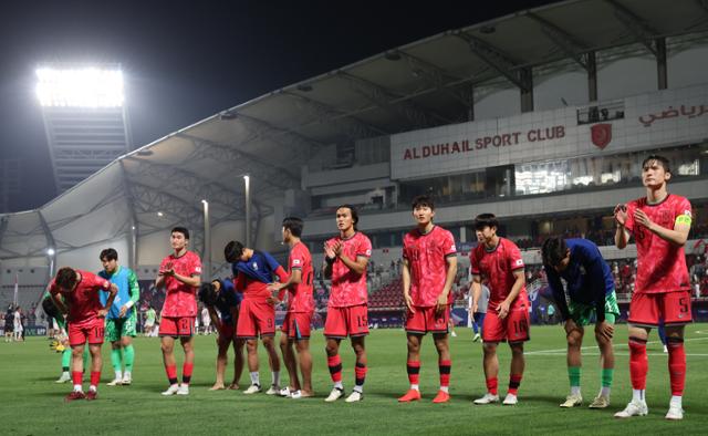 25일(현지시간) 카타르 도하 압둘라 빈 칼리파 스타디움에서 열린 2024 아시아축구연맹(AFC) U-23 아시안컵 8강전 대한민국과 인도네시아의 경기, 승부차기에서 10대11로 패배한 한국 선수들이 관중들에게 인사하고 있다. 도하(카타르)=뉴시스