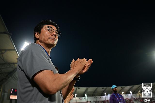 황선홍 올림픽 대표팀 감독이 25일(현지시간) 카타르 도하 압둘라 빈 칼리파 스타디움에서 열린 2024 아시아축구연맹(AFC) U-23 아시안컵 8강전 대한민국과 인도네시아의 경기에 앞서 선수들을 바라보고 있다. 대한축구협회 제공