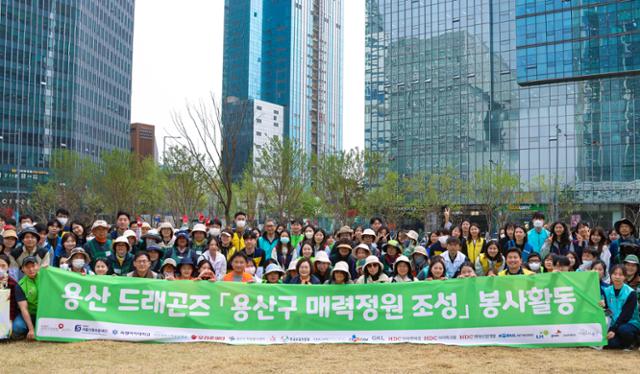 서울 용산역 앞에서 ‘매력정원 조성’ 활동을 펼친 용산 드래곤즈 봉사자들이 기념촬영하고 있다.