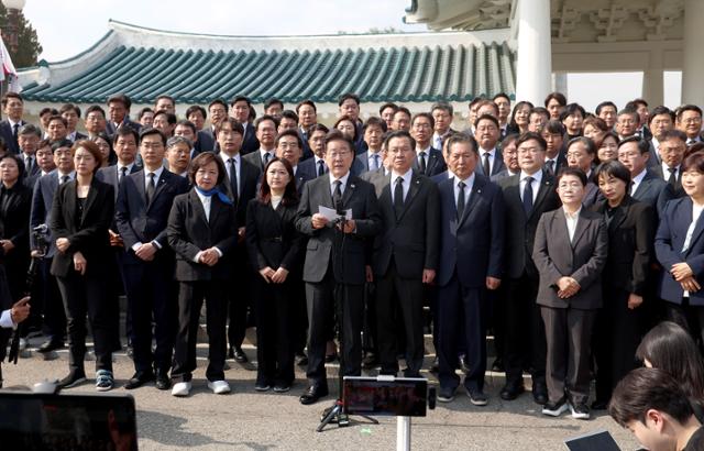 이재명(가운데) 대표 등 더불어민주당의 22대 총선 당선자들이 12일 서울 동작구 국립서울현충원을 찾아 참배한 뒤 기자회견을 하고 있다. 연합뉴스