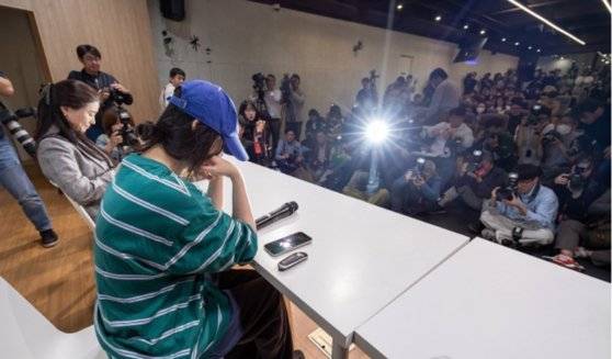 25일 열린 민희진 기자회견에 몰린 취재진. 국내 최대 가요회사 하이브의 내홍이 연일 화제다.사진 연합뉴스