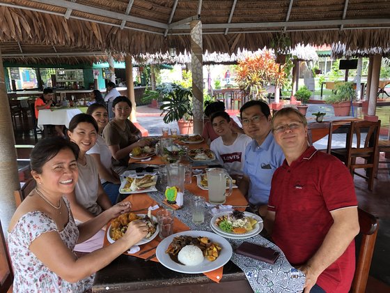 2022년 7월, 20년만에 페루에 돌아온 김은석씨(오른쪽에서 두번째)가 아마존에서 만난 독일인 의사(오른쪽)와 재회해 온 가족과 함께 식사하고 있다. 김은석씨 제공