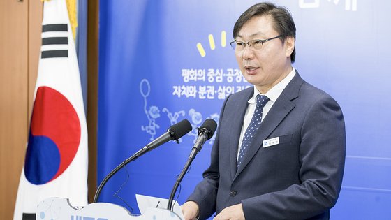 2018년 10월 25일 방북 결과를 발표하는 이화영 당시 경기도 평화부지사. 사진 경기도