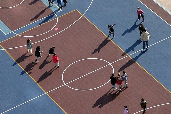 한 초등학교 운동장에서 학생들이 체육수업을 받고 있다. 중앙포토