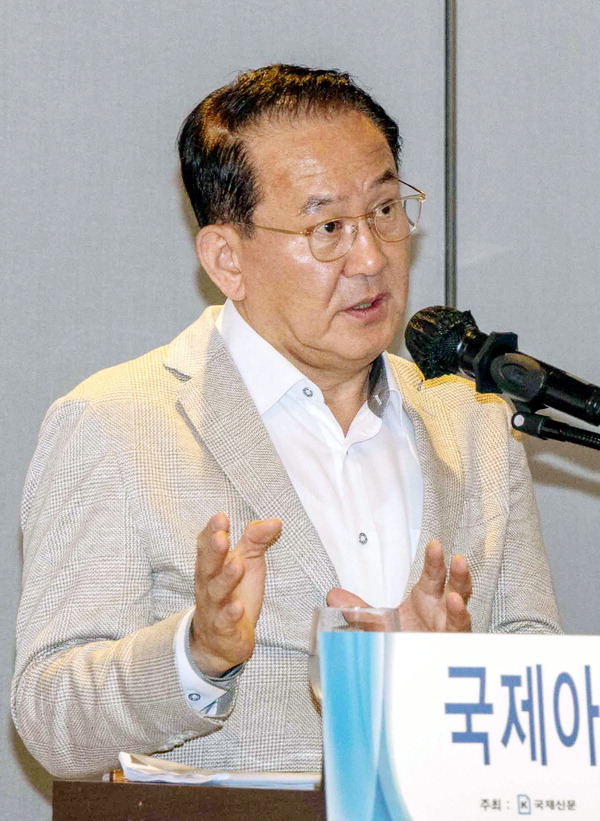 김현겸 팬스타그룹 회장이 크루즈 산업의  중요성에 대해 설명하고 있다.  프리랜서 김종근