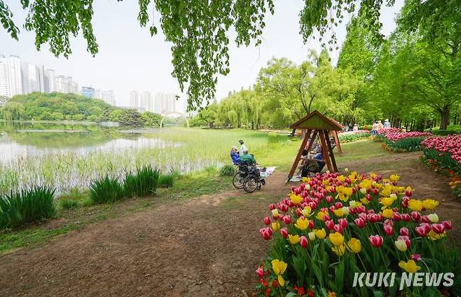26일 경기 고양시 일산호수공원에서 개막한 2024고양국제꽃박람회에서 관람객들이 그늘에서 휴식하고 있다.