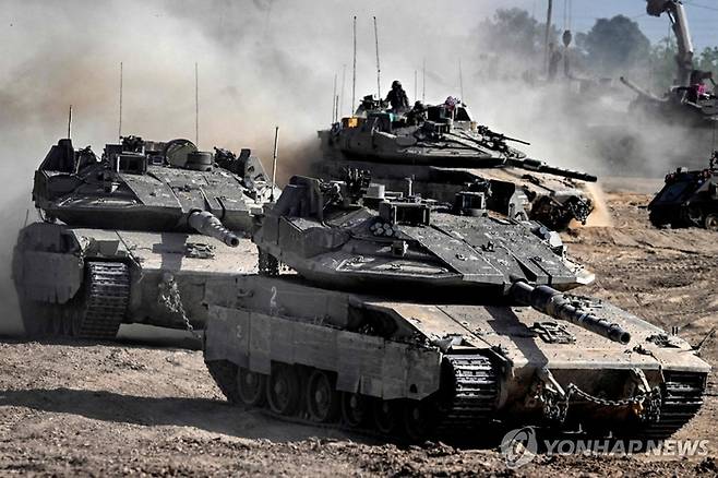 가자지구 남부 접경지대에서 기동하는 이스라엘군 탱크 [AFP 연합뉴스]