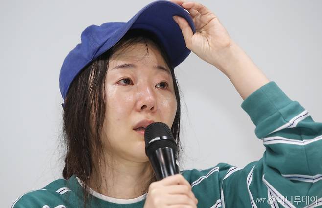 (서울=뉴스1) 권현진 기자 = 그룹 뉴진스의 소속사 어도어 민희진 대표가 25일 서울 서초구 한국컨퍼런스센터에서 하이브 경영권 탈취 시도와 관련한 배임 의혹에 긴급기자회견을 갖고 눈물을 흘리며 입장을 밝히고 있다./사진=(서울=뉴스1) 권현진 기자