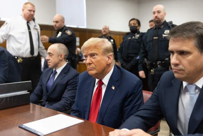 도널드 트럼프(오른쪽) 전 미국 대통령이 25일 뉴욕 맨해튼 형사법원에서 열린 성추문 의혹 관련 재판에 출석해 있다.  EPA 연합뉴스