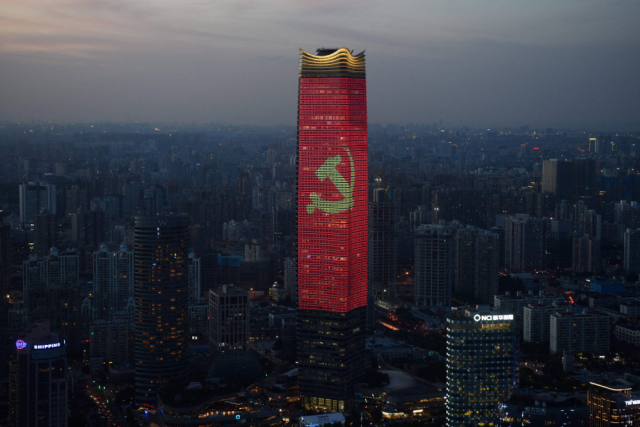 해질 무렵 중국 상하이의 한 고층 빌딩에 중국 공산당 로고가 보인다.[AFP]
