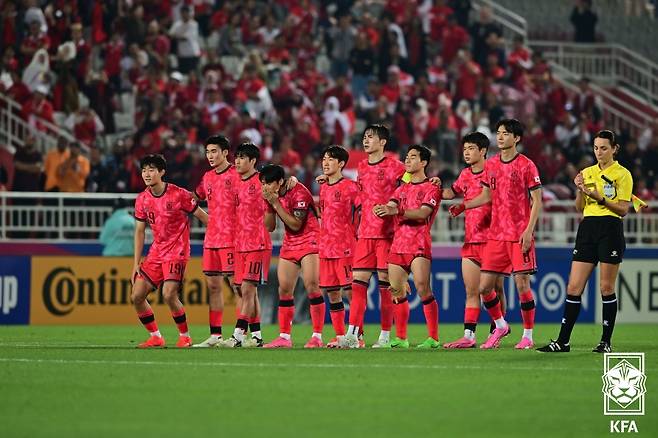 26일(한국시간) 카타르 도하 압둘라 빈 칼리파 스타디움에서 열린 2024 아시아축구연맹(AFC) 23세 이하(U-23) 아시안컵 8강 한국과 인도네시아의 경기에서 우리 팀의 실축이 나오자 선수들이 안타까워하고 있다. 한국은 인도네시아와 2대2로 승부를 가리지 못한 뒤 승부차기에서 10-11로 패했다. 1988년 서울 올림픽부터 매번 본선 무대에 올랐던 한국은 이번 패배로 10회 연속 본선 진출이 무산됐다. [연합]