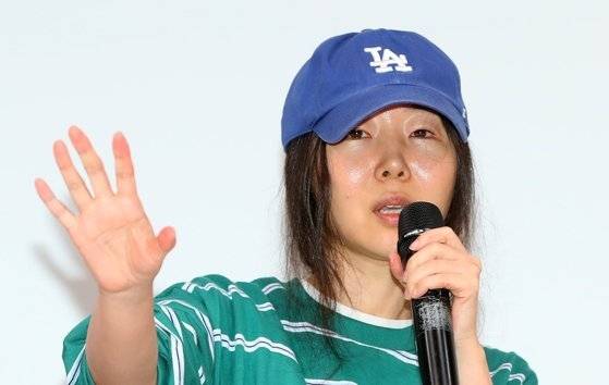 민희진 대표가 25일 오후 서울 강남구 한국컨퍼런스센터에서 열린 긴급 기자회견에서 입장을 말하고 있다. 뉴시스