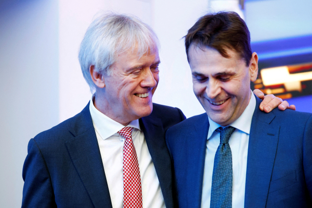 올해 1월 24일 네덜란드 팰트호번에서 열린 한 기자회견장에서 ASML의 페터르 베닝크(왼쪽) 최고경영자(CEO)와 회사의 새 대표로 임명된 크리스토프 푸케가 어깨동무를 하고 있다. 로이터연합뉴스