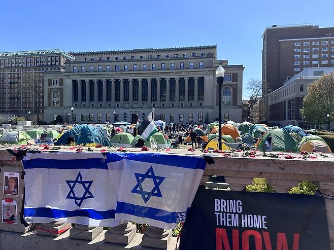 이스라엘 국기 너머 컬럼비아대 농성 텐트촌   (뉴욕=연합뉴스) 이지헌 특파원 = 25일(현지시간) 미국 뉴욕 컬럼비아대 캠퍼스 교정 이스라엘 국기 너머로 가자 전쟁을 반대하는 학생들이 텐트를 치고 농성을 벌이고 있다. 2024.4.25 photo@yna.co.kr