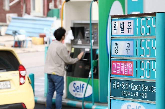 지난 21일 서울의 한 주유소에 휘발유·경유 가격이 게시된 모습.(사진=연합뉴스)