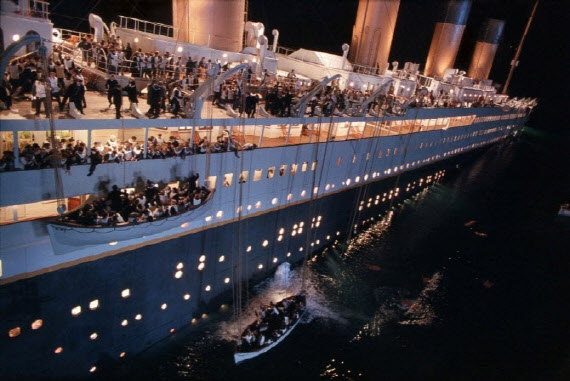 영화 타이타닉. 침몰하는 타이타닉호에서 승객들이 탈출하고 있다. (사진=월트디즈니컴퍼니코리아)