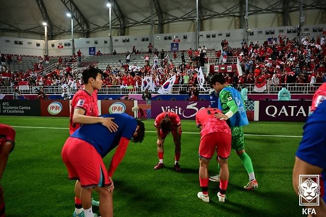 승부차기끝에 패한 U-23 축구 대표팀의 올림픽 본선행이 좌절되자 아쉬워하는 선수들