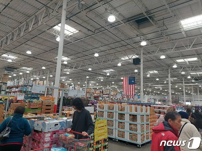 미국 버지니아주의 한 대형마트에서 고객들이 쇼핑을 하고 있다. ⓒ News1 김현 특파원