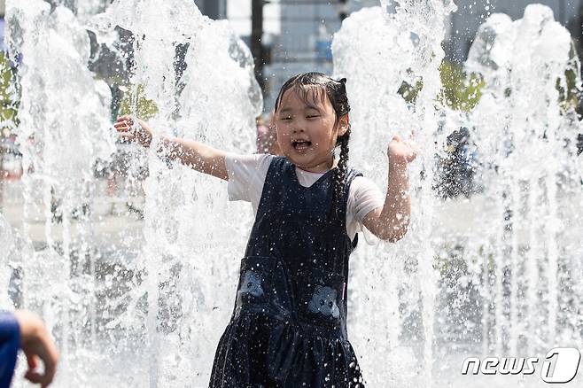 서울 낮 최고기온이 30도까지 오르는 등 초여름 날씨가 이어진 14일 서울 광화문광장 분수대에서 어린이들이 물놀이를 즐기며 더위를 식히고 있다. 2024.4.14/뉴스1 ⓒ News1 유승관 기자