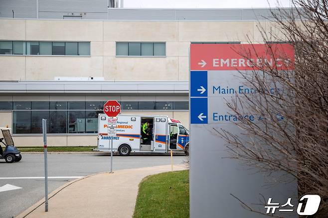 캐나다 온타리오주(州) 토론토 소재 브램턴 시민병원 밖에 구급차가 주차돼 있다. 2020.11.21/ ⓒ 로이터=뉴스1 ⓒ News1 권진영 기자