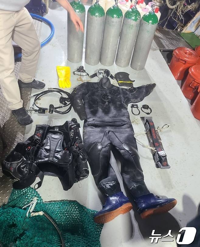 무허가 잠수장비를 이용해 해삼을 불법 채취한 선장 등 2명이 경찰에 붙잡혔다. 사진은 경찰이 압수한 무허가 잠수기(태안해경 제공) /뉴스1