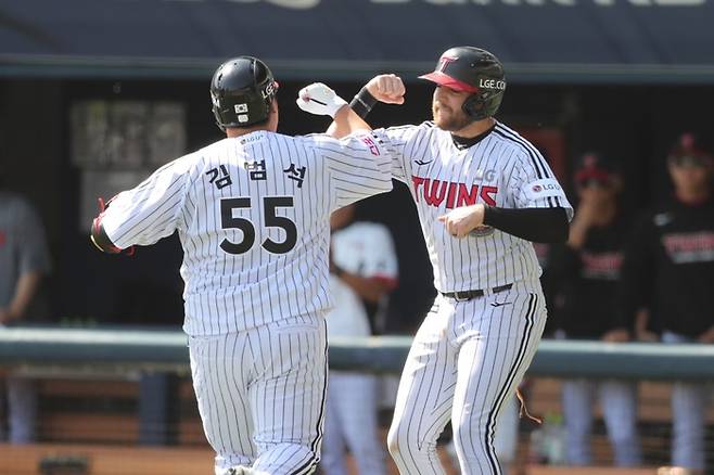 LG 김범석(왼쪽)이 27일 잠실 KIA전에서 2점 홈런을 친 후 오스틴과 세리머니를 하고 있다. 사진 | LG 트윈스