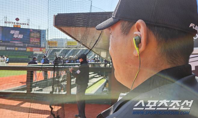자동 투구 판정 시스템(ABS)을 위해 착용한 이어폰. 부산=송정헌 기자songs@sportschosun.com/2024.03.09/