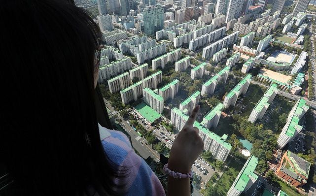 한 여성이 서울 영등포구 여의도 아파트 단지를 내려다보고 있다. 무주택자라면 한번쯤 "저 많은 집 중 나의 집은 어디에?"라는 생각을 해봤을 것이다. 전문가들은 "부동산 공부의 첫 시작은 바로 '임장'"이라고 말한다. /박성원 기자